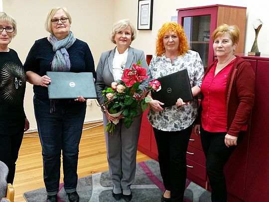 Przekazanie sprzętu komputerowego partnerom grafika